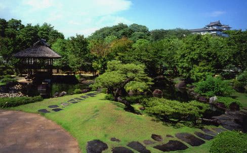 市制100周年記念に造営された池泉回遊式の日本庭園