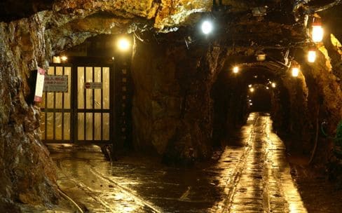 約1300年の歴史をもつ日本最大級の鉱山跡