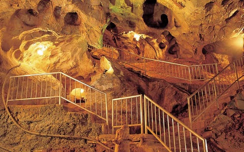 秩父帯南帯の石灰岩体中に形成された関東最大級の洞窟