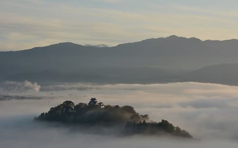 標高249m、雲海につつまれた「天空の城」