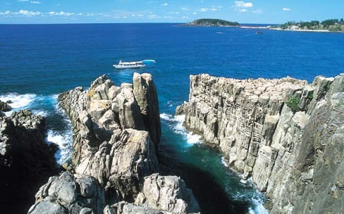 日本海に突き出した柱状の断崖が1km余も続く奇観