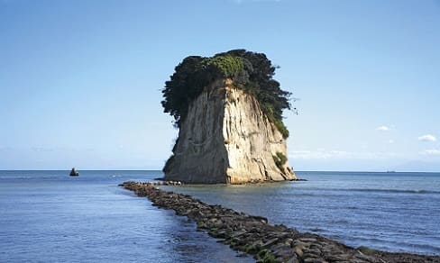 高さ28メートルの大きな岩が迫力を放つ無人島