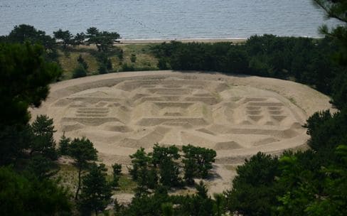 見事な砂のオブジェは観音寺のランドマーク