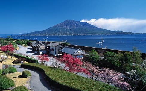 桜島と錦江湾を臨む、壮大な借景 が美しい「天下の名園」
