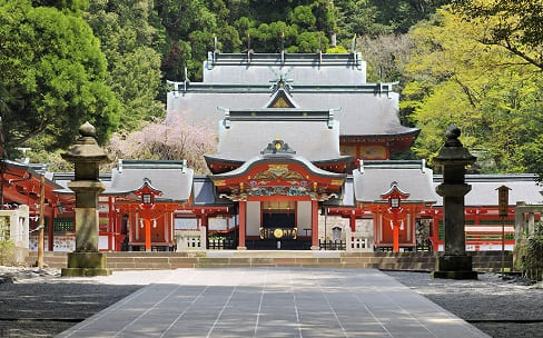 格調高い朱塗りの社殿の荘厳かつ豪華絢爛な神社