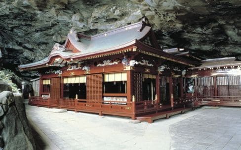 自然の洞窟の中に作られた神秘的な神社