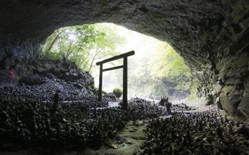 洞窟や周辺に積み上げられた無数の石が神秘的
