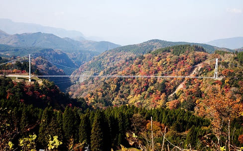 目前に絶景が広がる、“高さ日本一”の歩道専用吊り橋