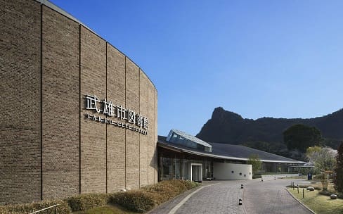 スタバや蔦屋書店を併設した、日本初「TSUTAYA図書館」