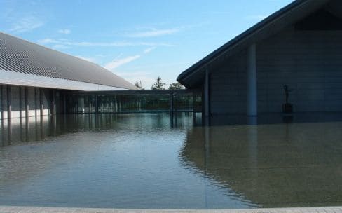 比叡・比良山地を仰ぐ、琵琶湖のほとりにある美術館