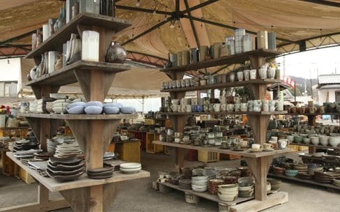 多くの陶芸ファンでにぎわう全国でも有数の陶器市