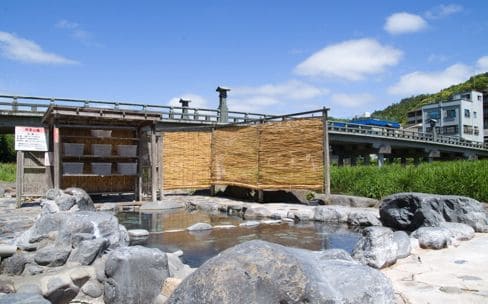 三徳川川畔にひっそりたたずむ温泉