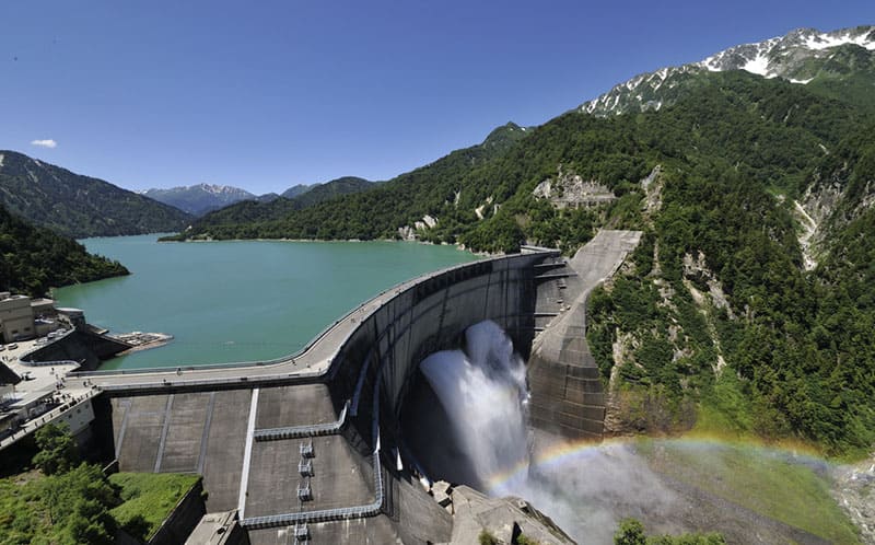 日本最大のアーチ式ダムの迫力に圧倒