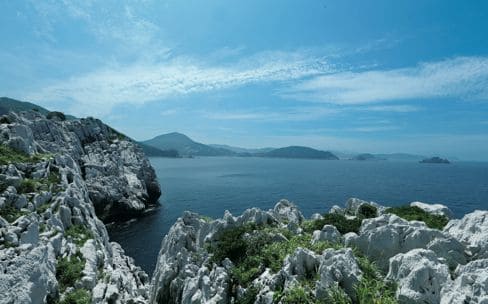  “日本のエーゲ海”とも称される石灰岩が連なる自然公園