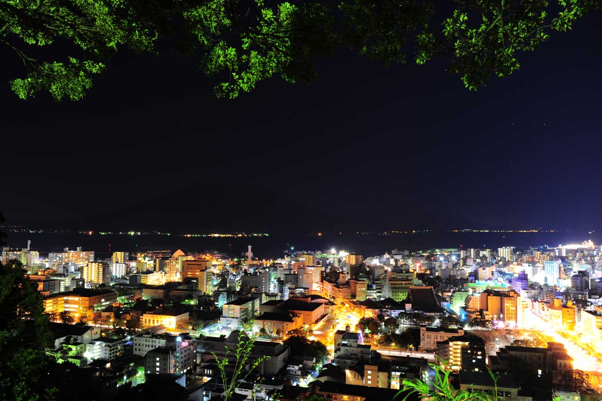 市内から桜島を眺めるならここ！「城山（城山展望台）」