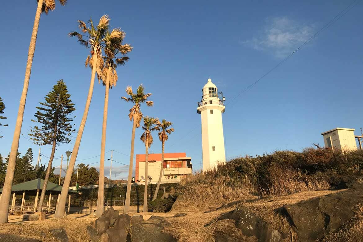 美しく輝く白亜の灯台と大迫力の絶景