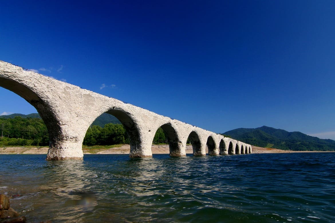 季節で見え隠れする幻の橋「タウシュベツ川橋梁」