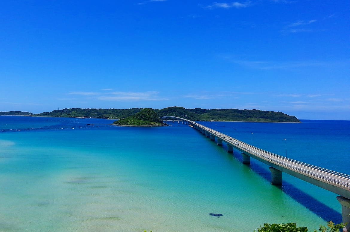 日本海ってこんなに青いの？CMでもおなじみの景色を走る