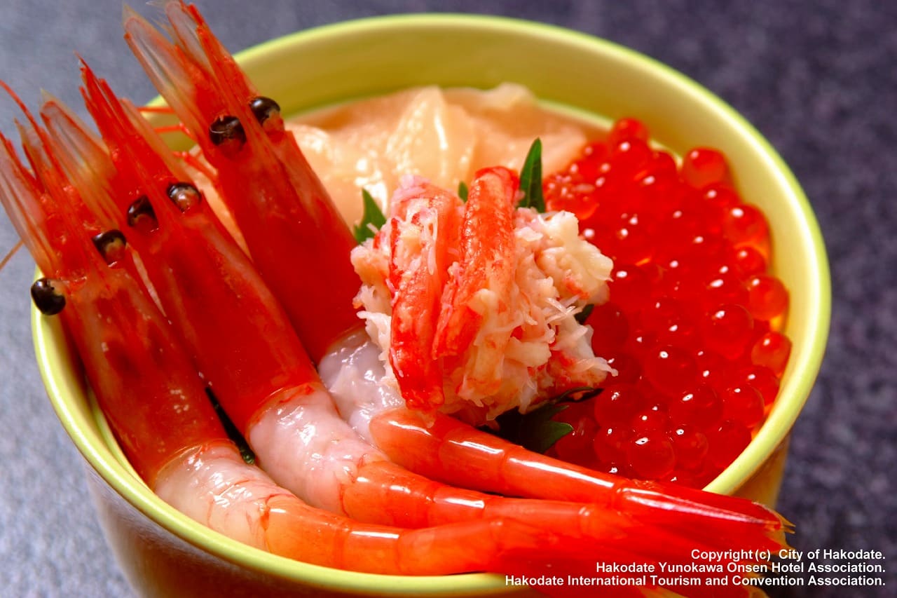 朝から豪華！函館名物朝市の「海鮮丼」