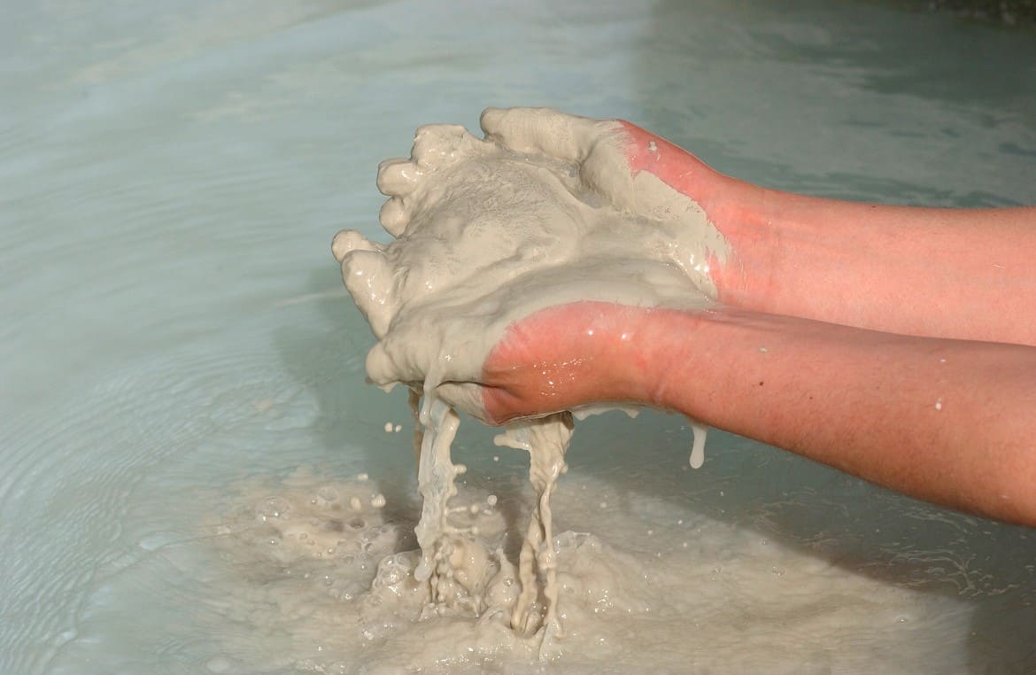 泥遊び気分!?　興味津々「混浴の泥湯」