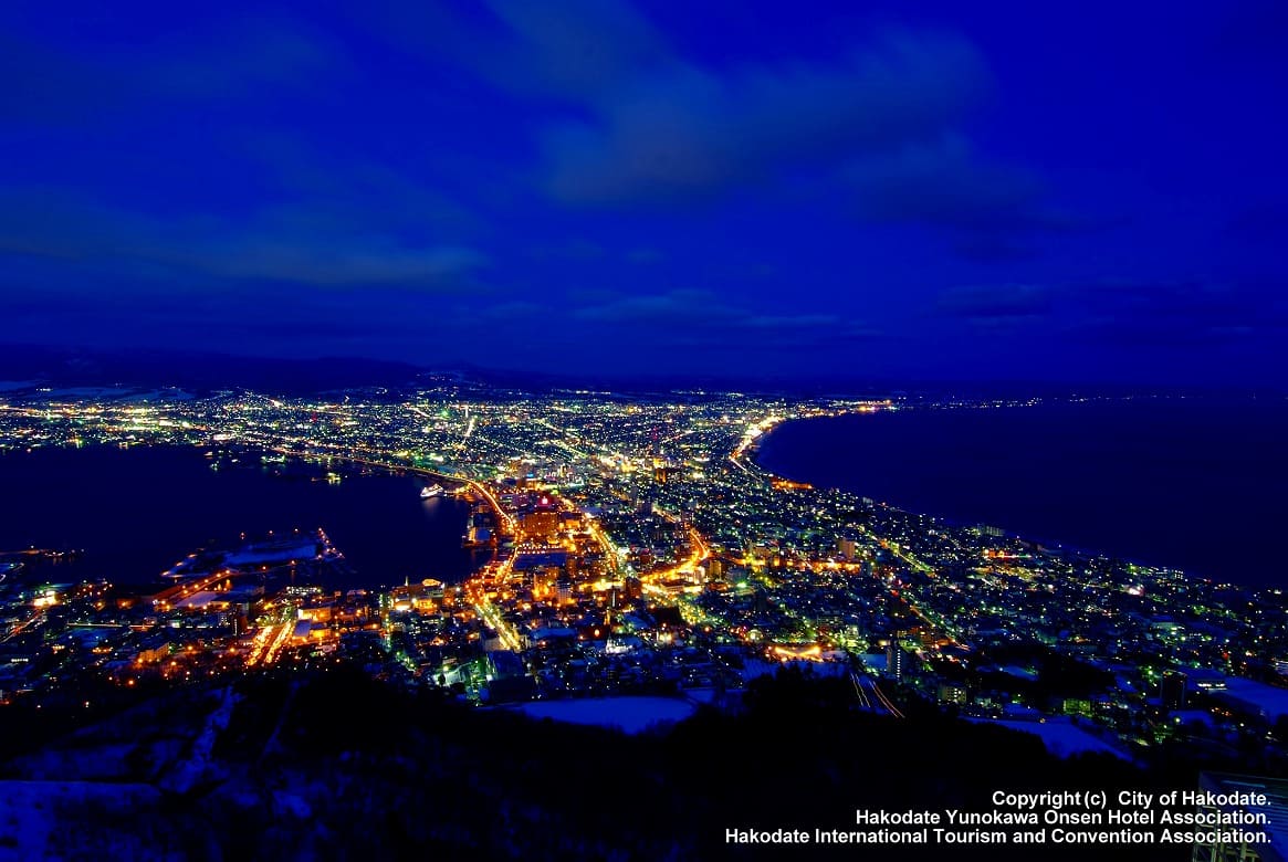 まずはここから。冬が最高！函館山からのきらめく「夜景」