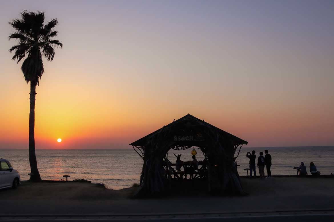絶景の夕陽を眺めながら過ごす贅沢な時間「BEACH CAFE SUNSET」