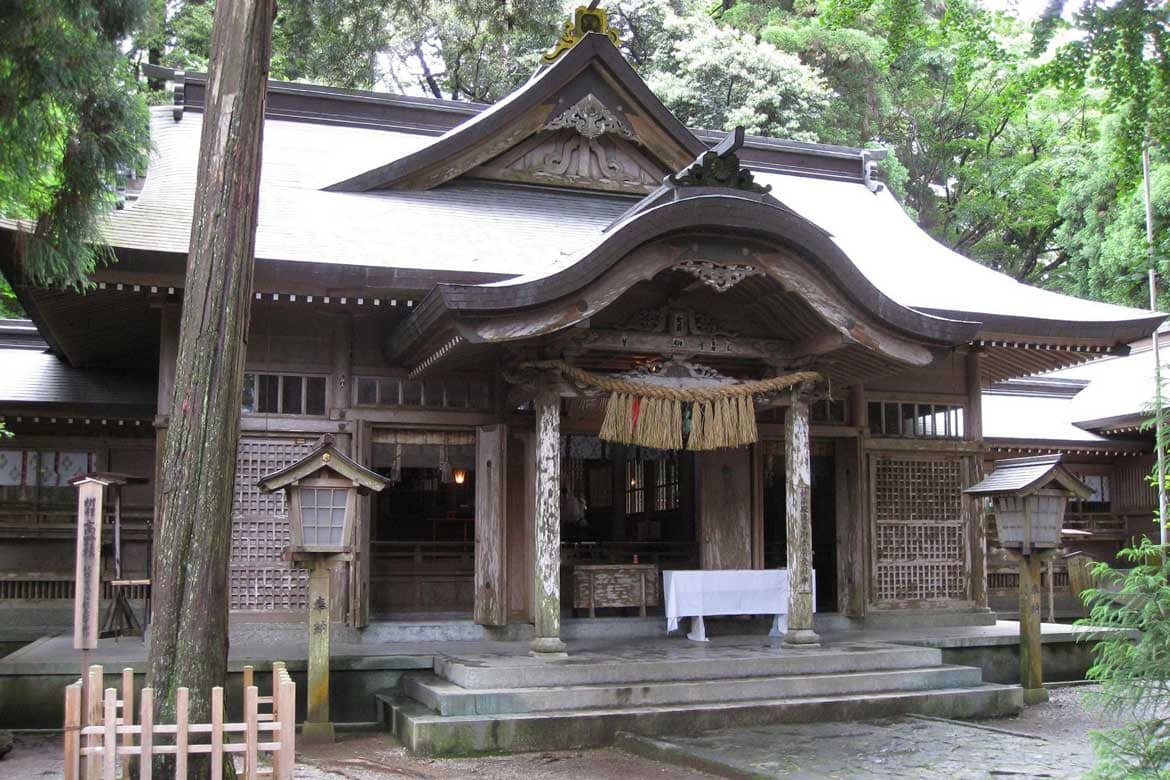 高千穂郷八十八社の総社。夫婦杉に願いを込めて「高千穂神社」