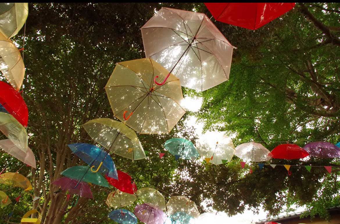 曇った心に虹を！森カフェ「椿森コムナ」。天空を虹色に彩る200本の傘【Look up!傘の森】今年も開催