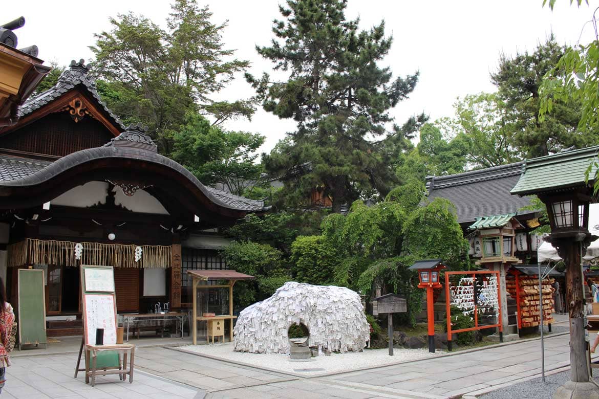 碑の穴をくぐって悪縁を断ち良縁を結ぶ「安井金比羅宮」（河原町～祇園エリア）