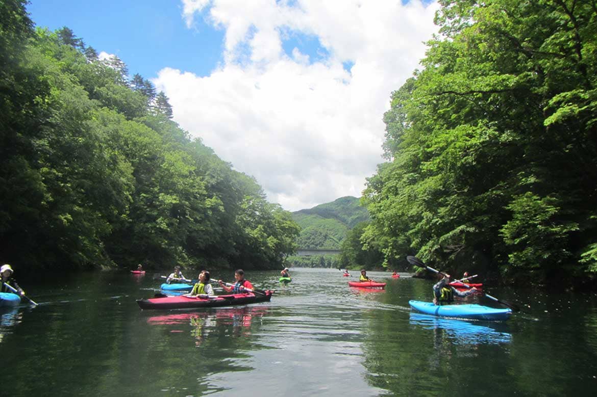 福島県・摺上川ダムにて『茂庭っ湖カヤックツアー』を開催中！爽やかに清流の里で過ごそう