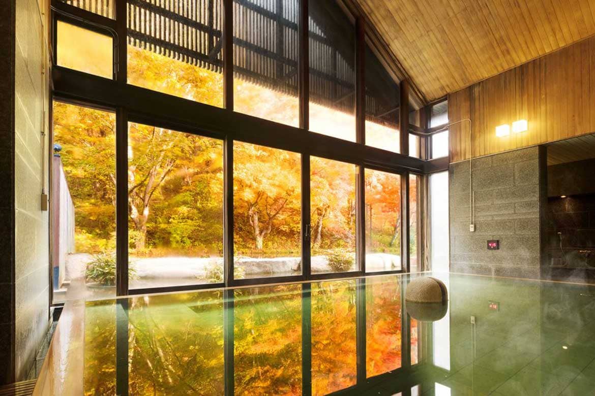 星のや軽井沢、源泉かけ流しの温泉と軽井沢の自然に癒される秋。紅葉の見頃は10月中旬～11月下旬
