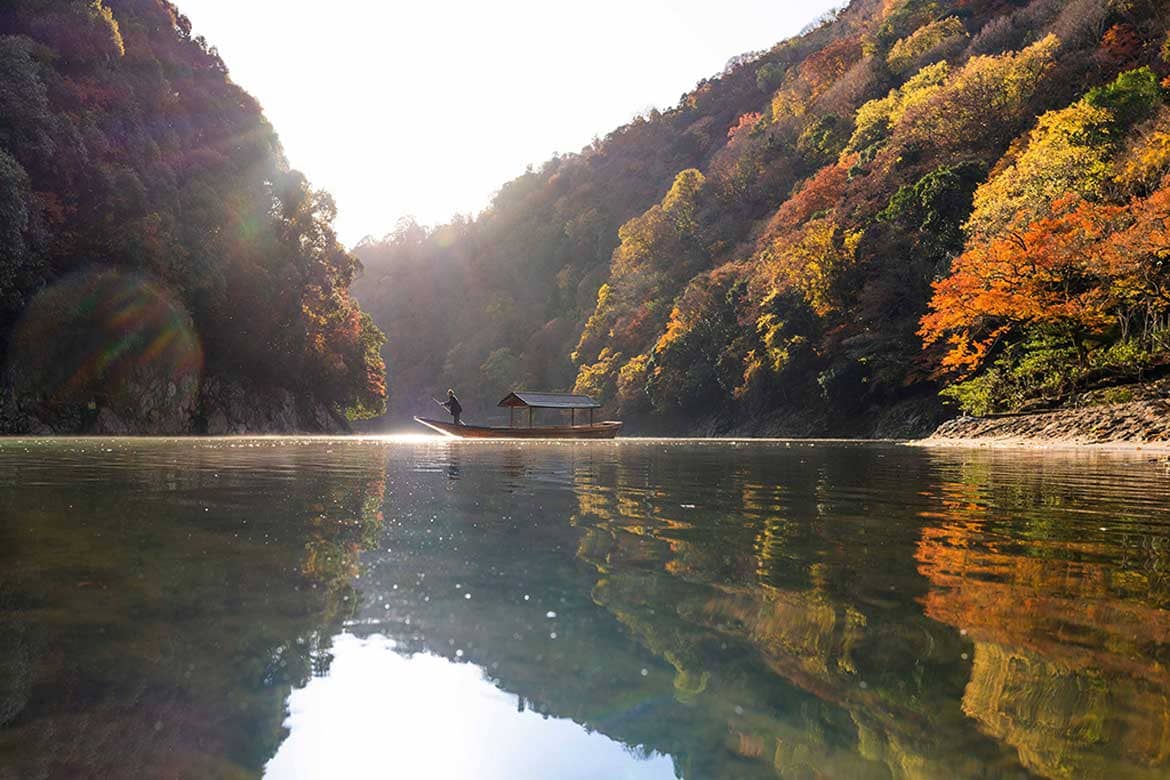 星のや京都、屋形舟で朝日に輝く嵐山の紅葉を独り占め「朝のもみじ舟」1日1組限定開催