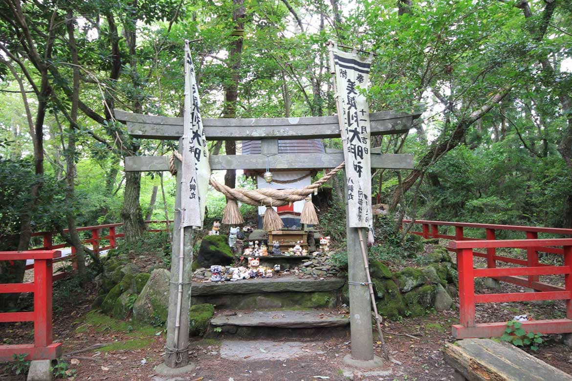 島の暮らしを守り、住民たちに可愛がられた猫を祀った「猫神社」