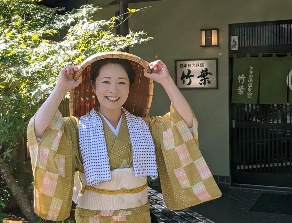 コミカルな郷土芸能を身につけ、県を代表する名物女将に！