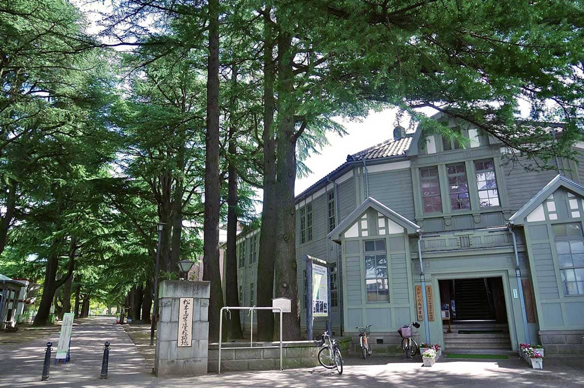 杉に囲まれる「あがたの森公園」にたたずむ重要文化財「旧松本高等学校」校舎