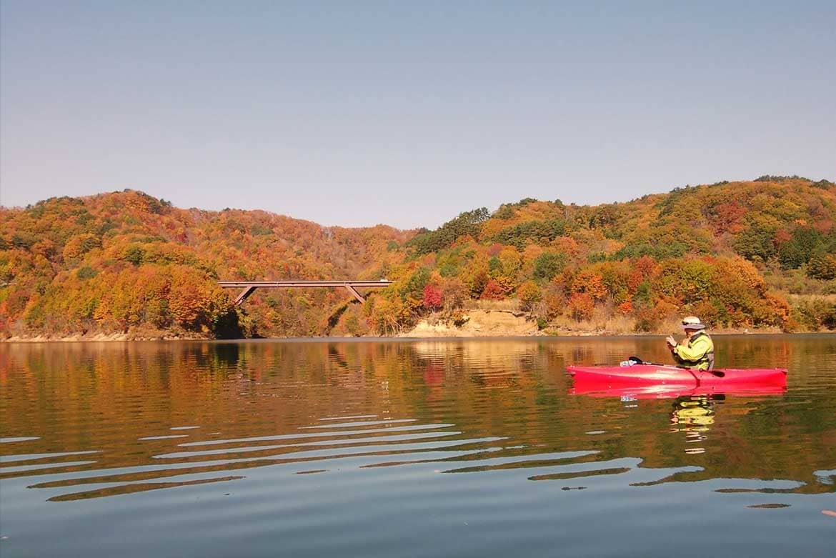 福島県・摺上川ダムにて「茂庭っ湖カヤックツアー」を開催！ 秋の行楽や紅葉狩りをカヤックで満喫