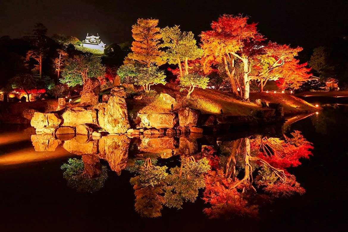 夜の水鏡に映る紅葉に陶然。彦根城を望む井伊家の大名庭園「玄宮園」