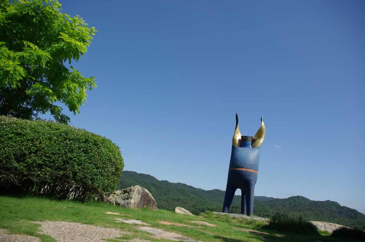 広大な園内に、陶芸専門の美術館や屋外展示広場が点在する「滋賀県立 陶芸の森」