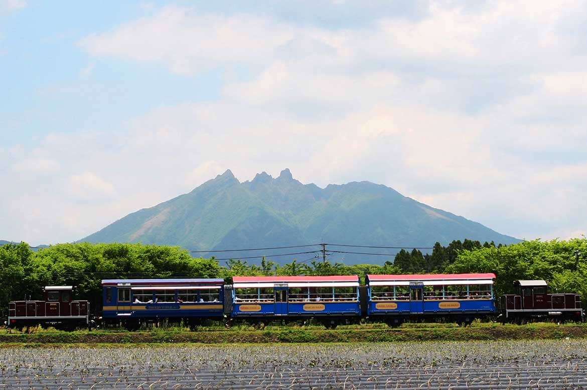 阿蘇の景観を眺めながらのんびり走行、 南阿蘇鉄道のトロッコ列車「ゆうすげ号」