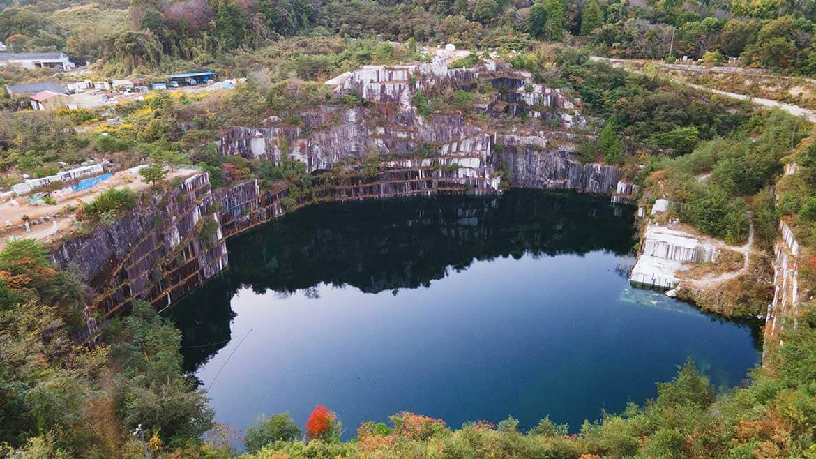 茨城のグランドキャニオン！“地図にない湖”と切り立つ岩盤が話題。日本最大級の採石場『石切山脈 プレミアムツアー』