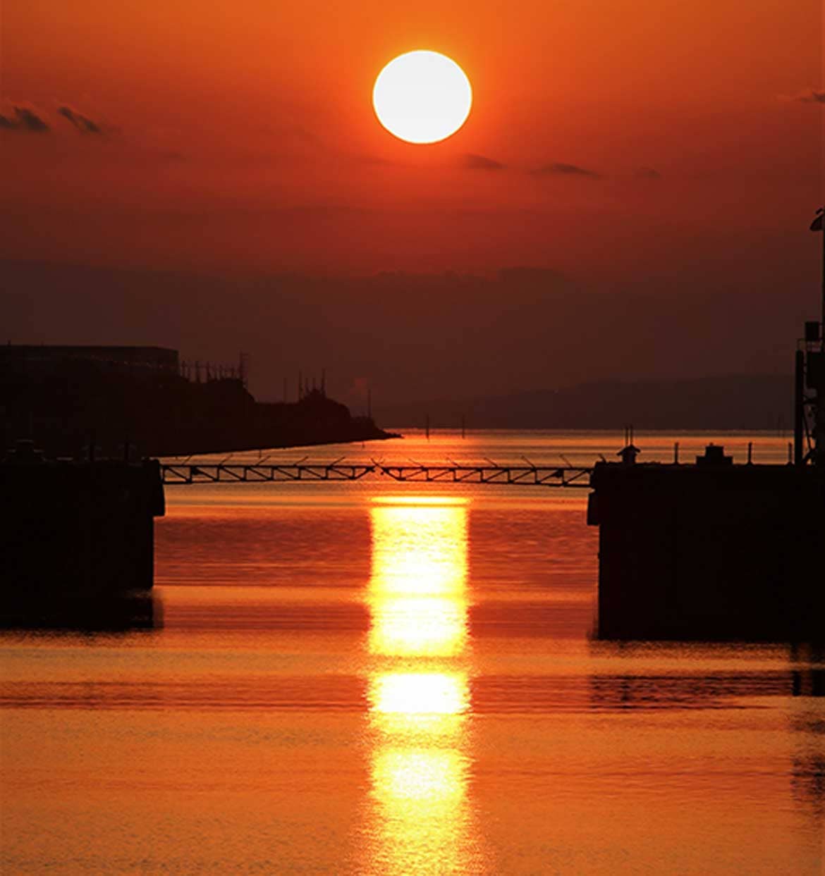 福岡県大牟田市、世界遺産の三池港から見える「光の航路」