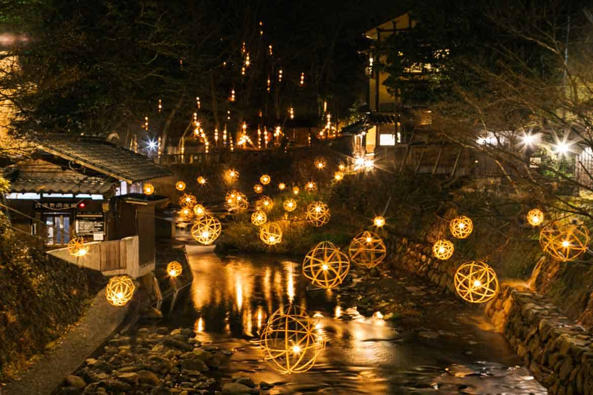 冬だけの限定開催。黒川温泉で、竹の間伐材を使った鞠灯篭のライトアップ「湯あかり」開催