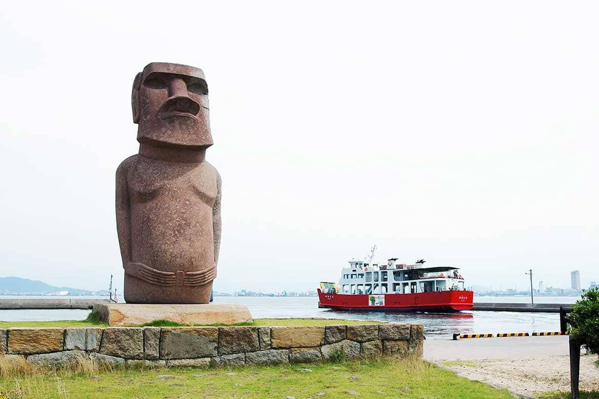 【女木島】女木島の集落を見守るように立つ「モアイ像」