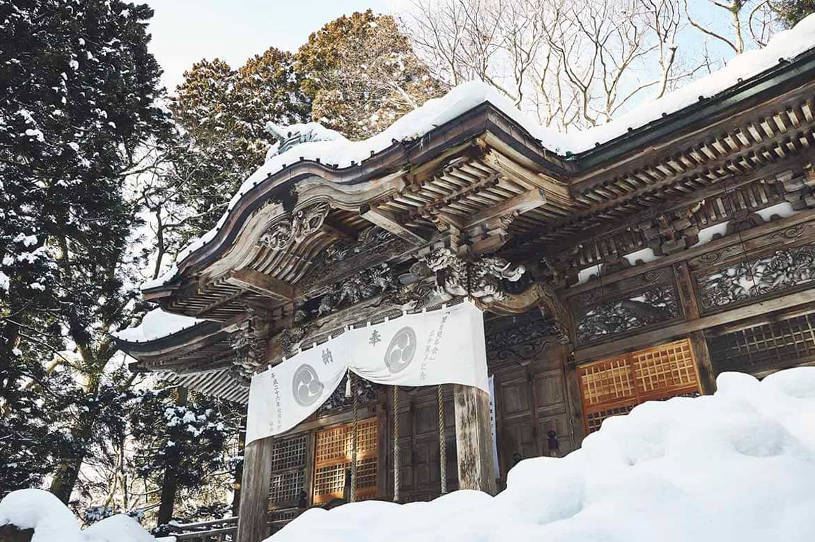 奥入瀬渓流ホテル、雪かきで自ら参拝までの道を切り開く！「冬の十和田湖開運ツアー」実施