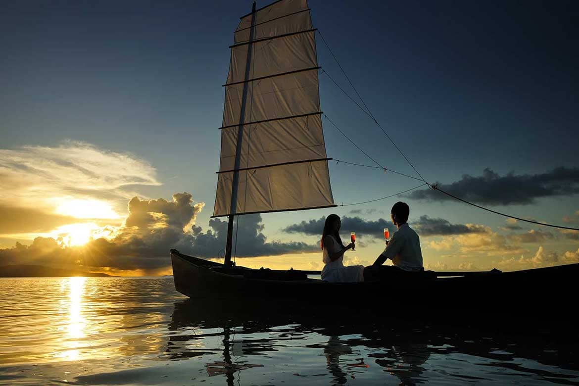星のや竹富島、1日1組限定サバニから夕日の絶景を眺める「大人のいりばなデート」今年も実施