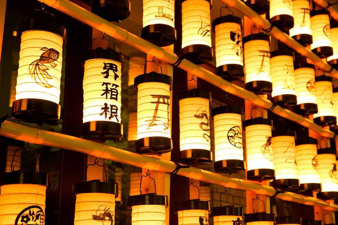 界 箱根、「小田原ちょうちん夏まつり」の中止を受け、絵付け体験と約100の灯りで小田原提灯を応援
