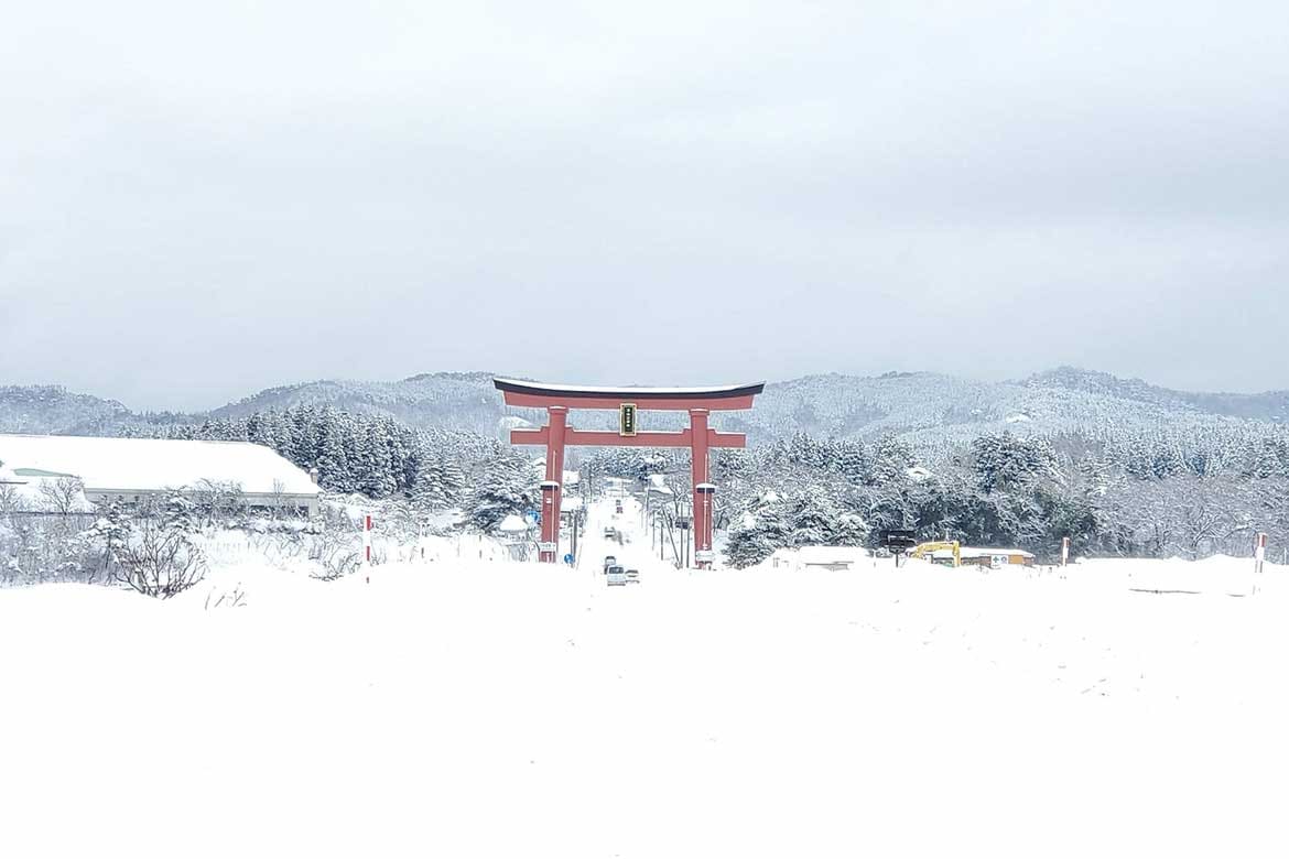 オンラインバスツアーで日本三大修験の聖地・出羽三山へ。東北の神秘の雪山に伝わる精進料理と山伏の文化