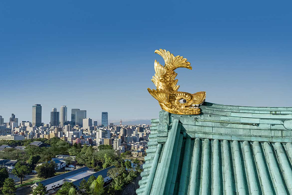金鯱、16年ぶりに地上へ。名古屋城に巨大アートギャラリー出現！海と山に見立てた会場に金鯱が鎮座する