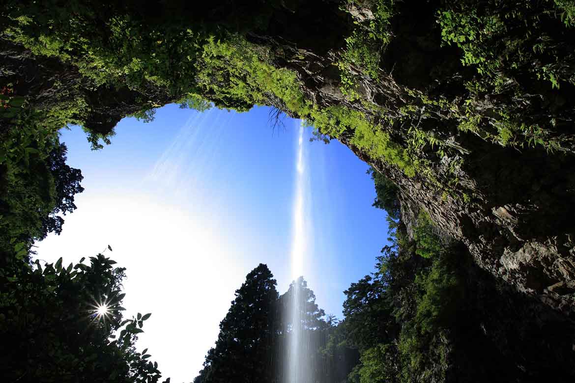 日本の滝百選にも選ばれた隠岐屈指のパワースポット「壇鏡の滝」