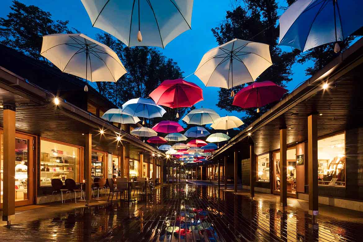 軽井沢星野エリア、空に浮かぶ100本の傘が彩る「軽井沢アンブレラスカイ2021」開催